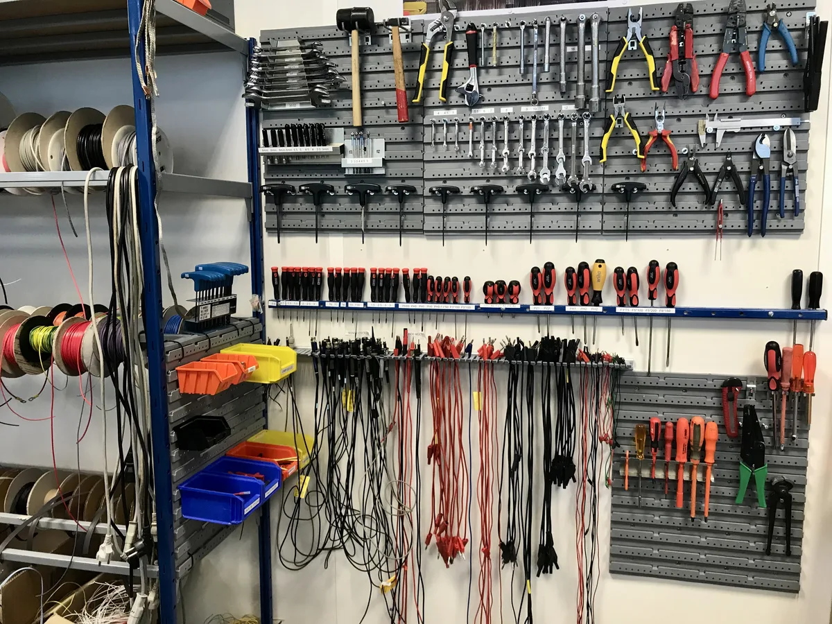 Atelier professionnel — outillage organisé